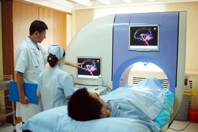 石基附近的男性医院